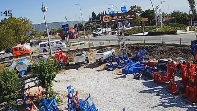 Bayındır'da kamyonet kadın sürücüyü son anda kurtardı