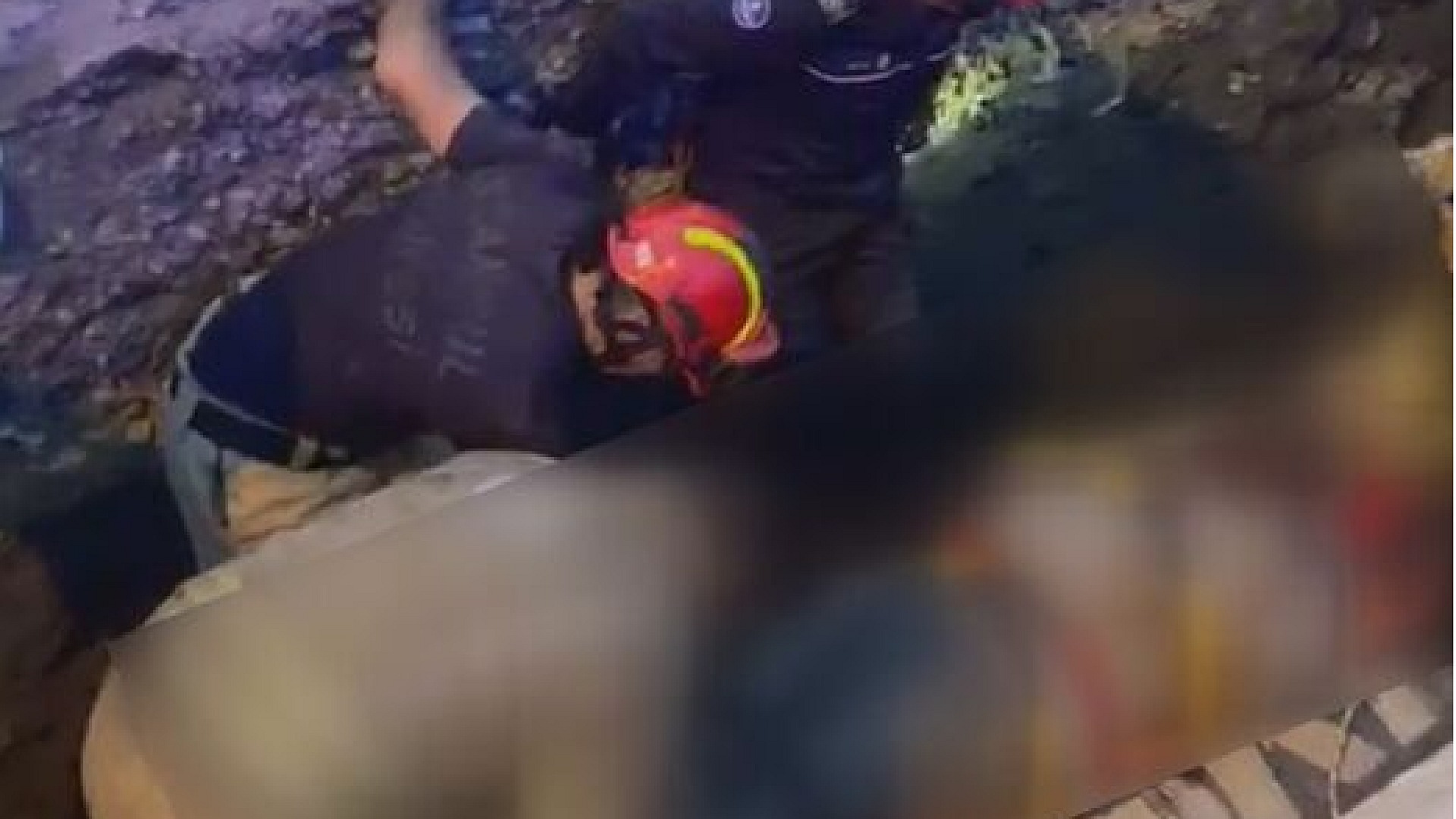Bayrampaşa'da kazı çalışmasında işçi göçüğe düştü