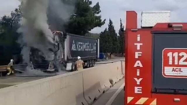 Belen'de seyir halindeki TIR alev aldı, yangın kontrol altına alındı
