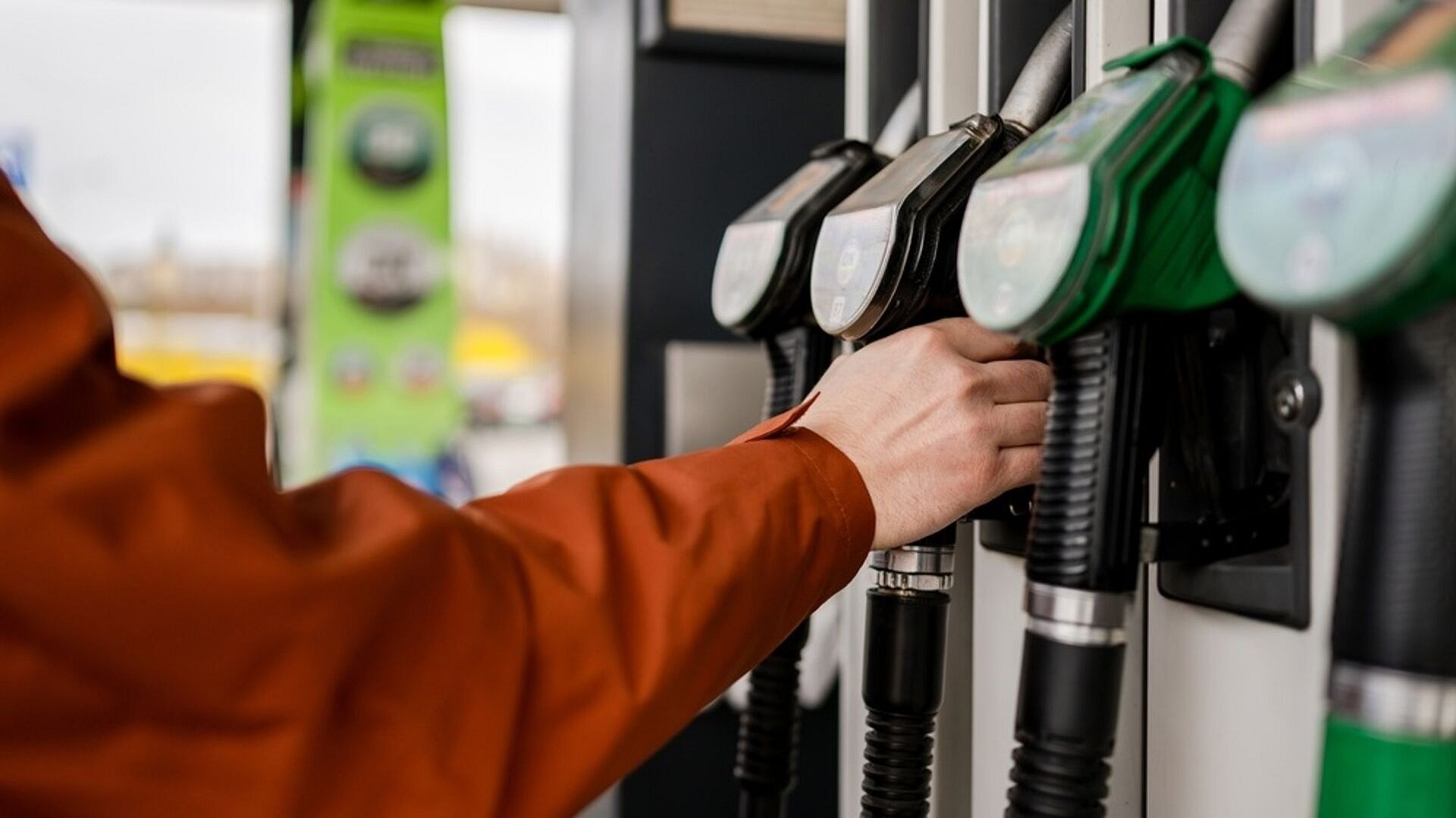 Benzin fiyatlarına 3 lira 30 kuruş indirim yapıldı