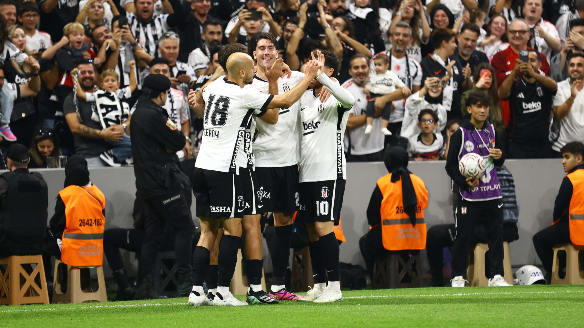 Beşiktaş, Kocaelispor'u 2-1 yenerek ikinci sıraya yükseldi