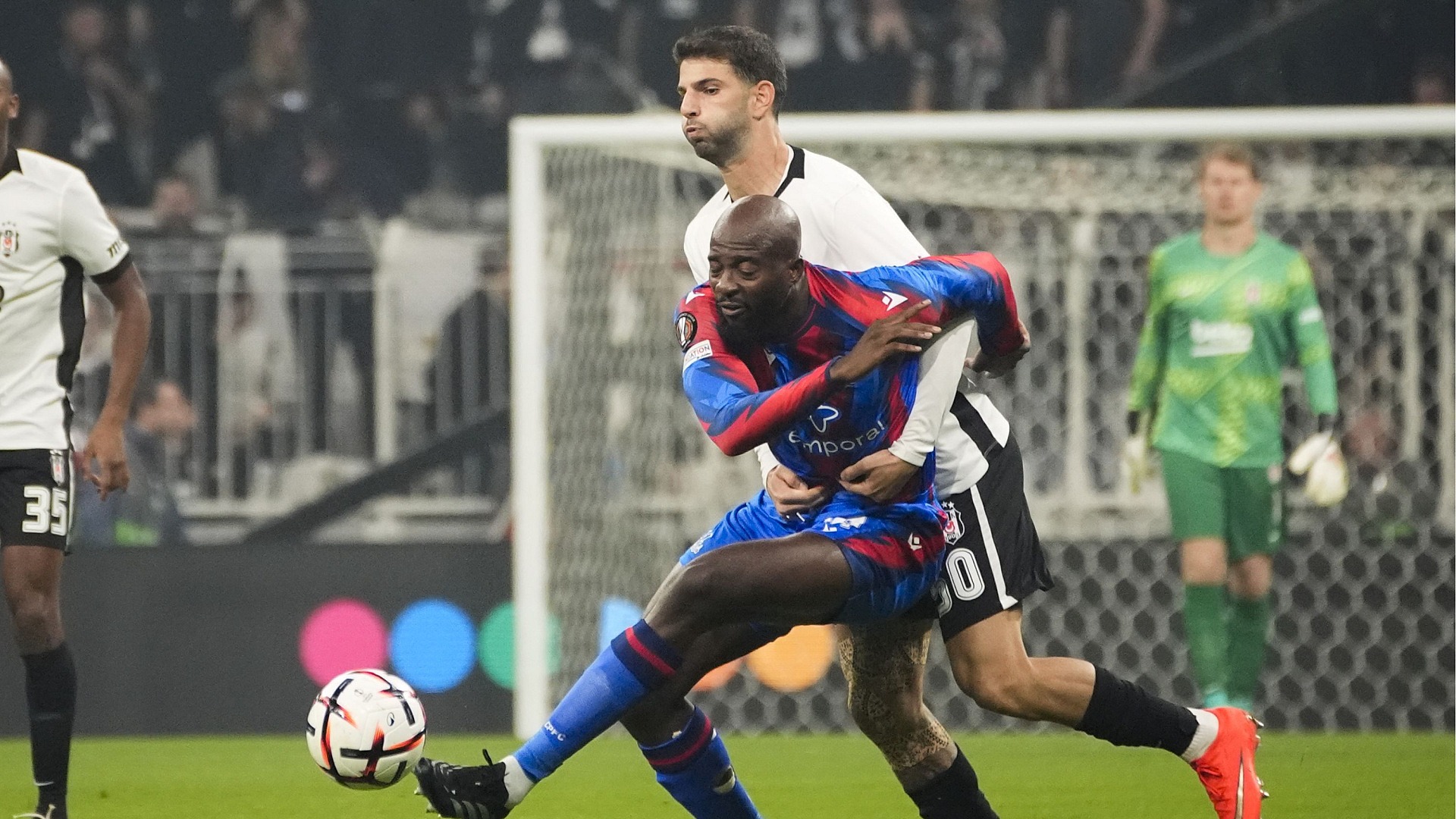 Beşiktaş savunma oyuncusu Ümit Akdağ'ın elinde kırık