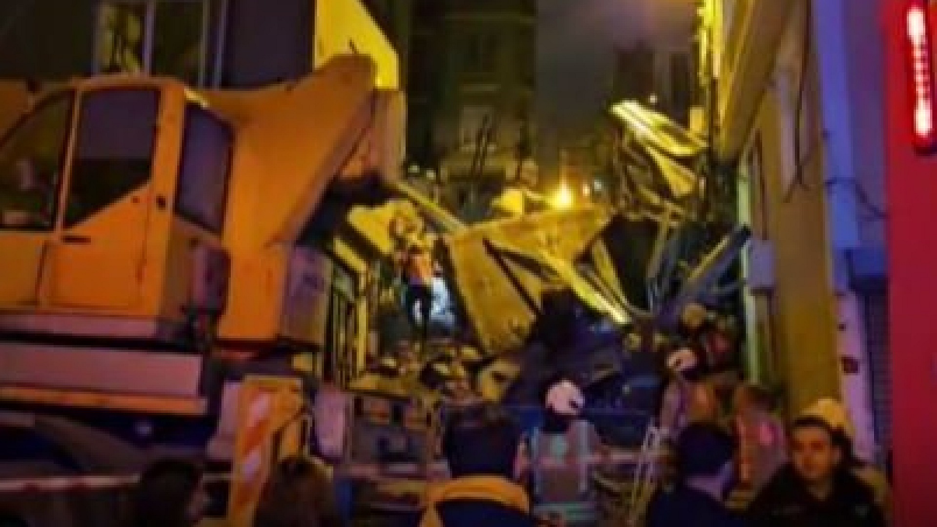 Beyoğlu'nda metruk bina çöktü, ekipler sevk edildi