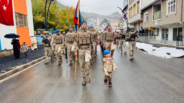 Beytüşşebap'ta minik çocuk askerlerin kortejine eşlik etti