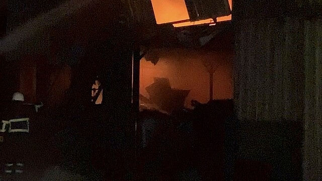 Biga'da hurda dükkanında yangın itfaiye söndürüldü