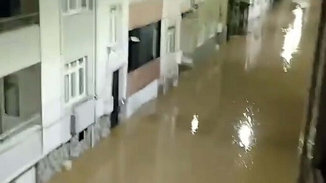 Biga'da sağanak yağış cadde ve sokakları göle döndürdü