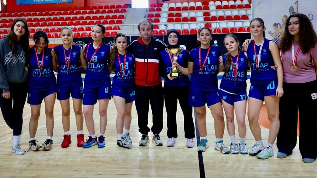 Bilecik'te genç basketbolcular ödüllerini aldı