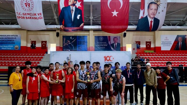 Bilecik'te genç erkekler basketbol müsabakalarında madalyalar