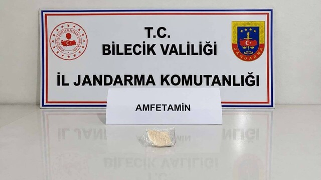 Bilecik'te jandarma durdurduğu araçtan uyuşturucu ele geçirdi