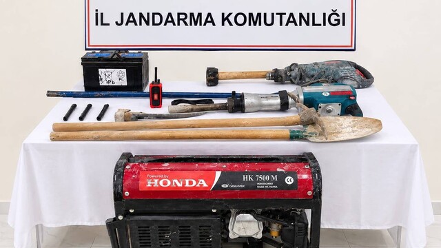 Bilecik'te kaçak kazı yapan 12 kişi operasyonla yakalandı