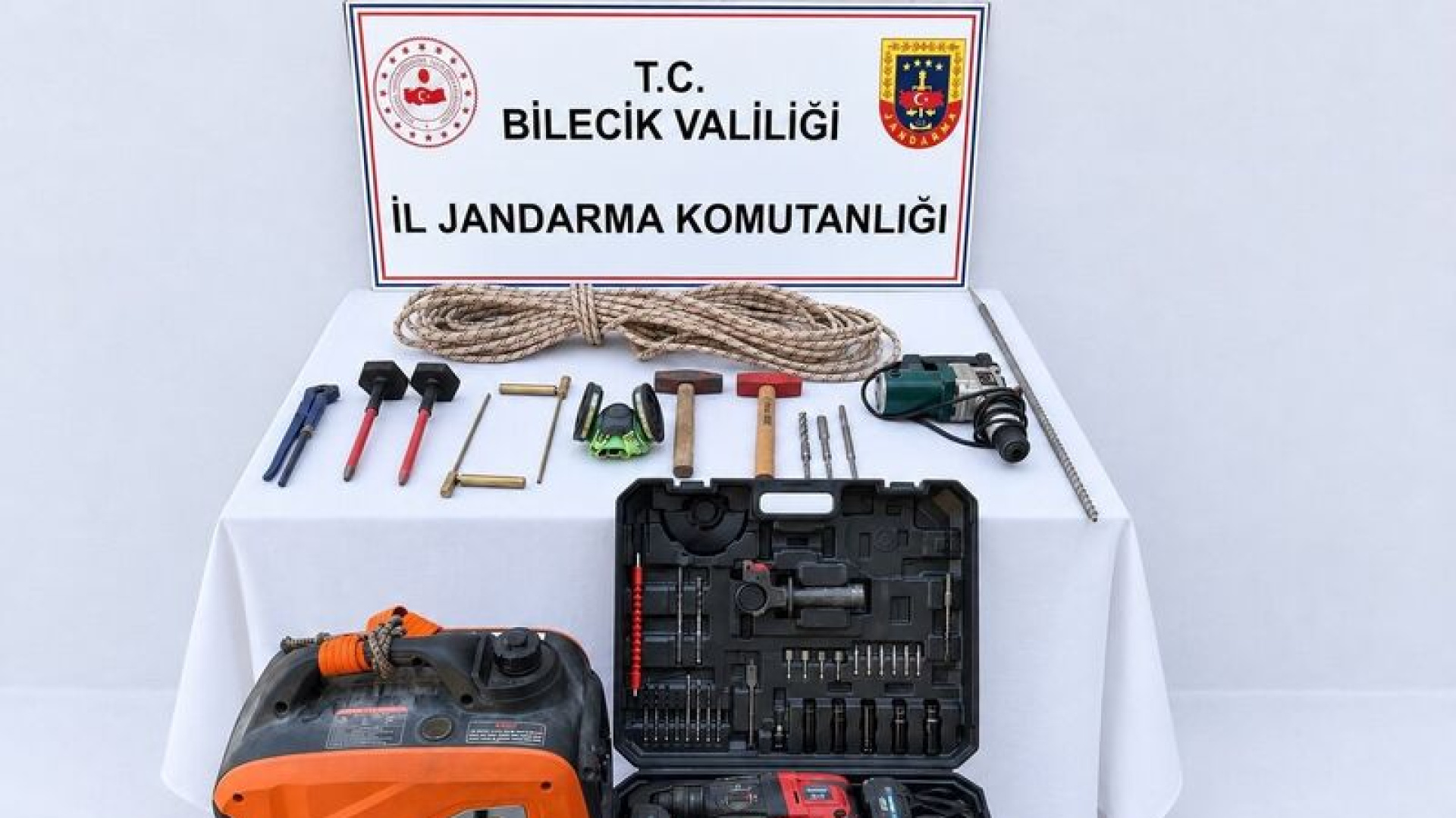 Bilecik'te ormanda kaçak kazı yapanlar suçüstü yakalandı