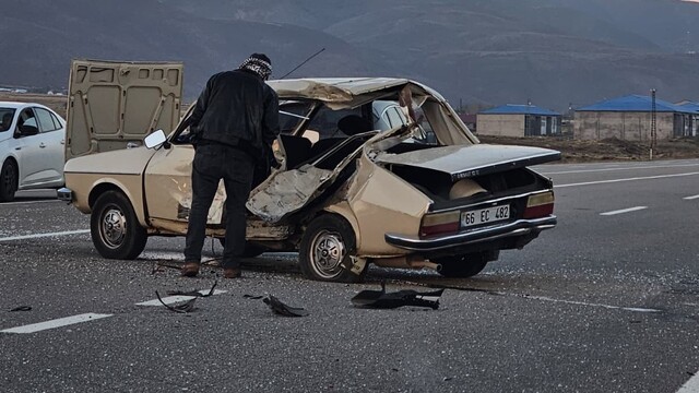 Bingöl'de motosiklet ile otomobil çarpıştı: 3 yaralı