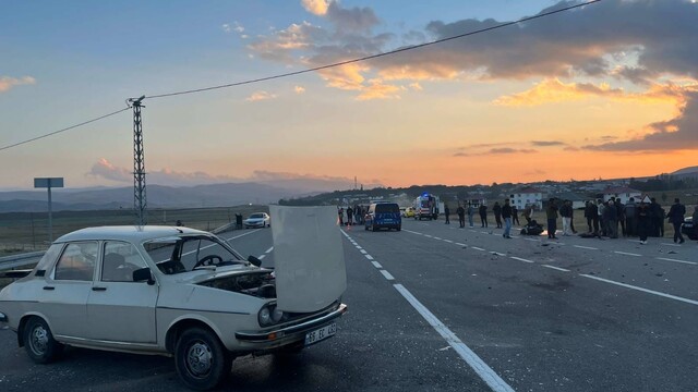 Bingöl'de otomobil ve motosiklet çarpıştı: 3 yaralı