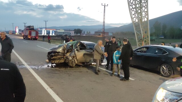 Bingöl'de refüje çarpan otomobilde 3 kişi yaralandı
