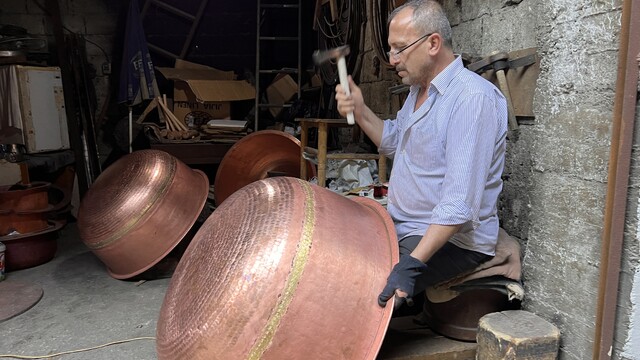 Binlerce çekiç darbesiyle bakır kazan üreten usta yaşatıyor