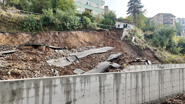 Bitlis'te aşırı yağış sonrası yolda çökme meydana geldi