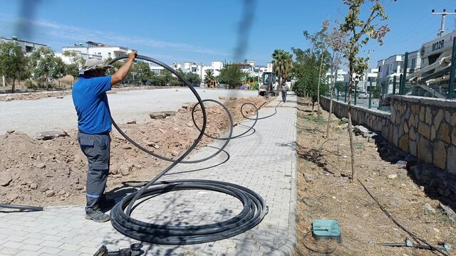 Bodrum'da belediye ekipleri sokak aydinlatma calismalari yurutuyor