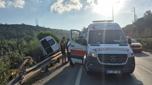 Bodrum'da makas atan araç minibüsü devirdi: 2 yaralı