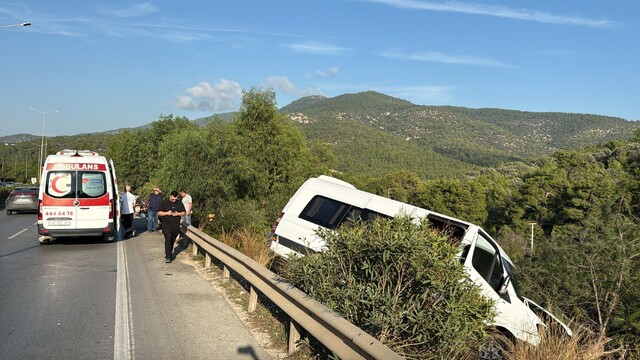 Bodrum'da otomobil ve minibüs çarpıştı: 2 yaralı