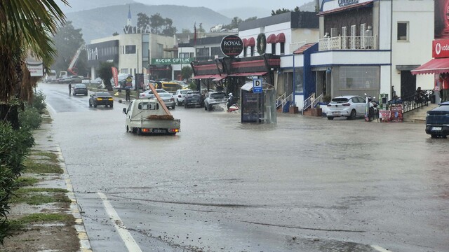 Bodrum'da sağanak sonrası cadde ve sokaklar suyla doldu