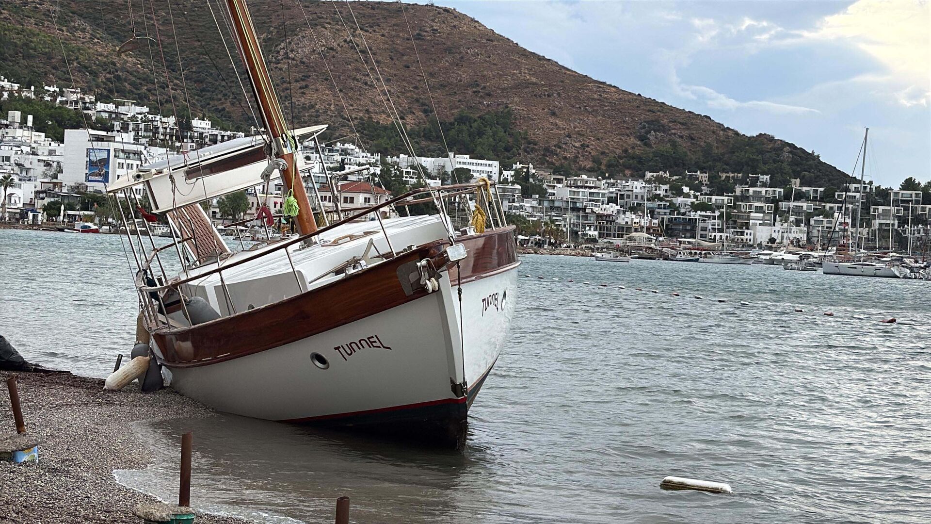 Bodrum'da sağanak yağış nedeniyle yelkenli karaya oturdu