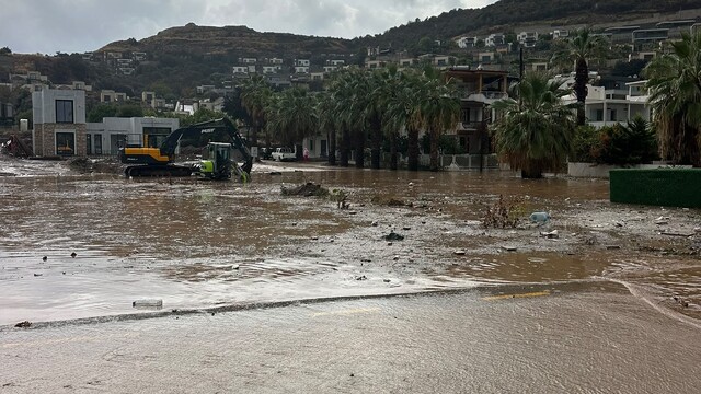 Bodrum'da sağanak yağış nedeniyle yol trafiğe kapandı