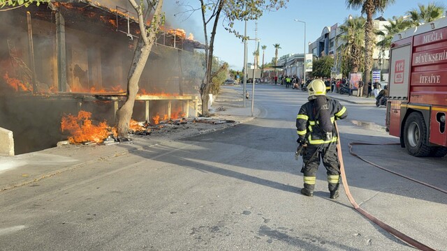 Bodrum'da tadilat yapılan iş yerinde yangın çıktı