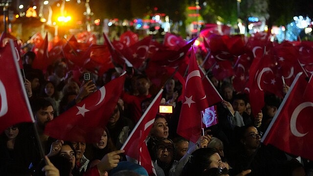 Bolu’da Cumhuriyet Bayramı fener alayında binlerce kişi toplandı