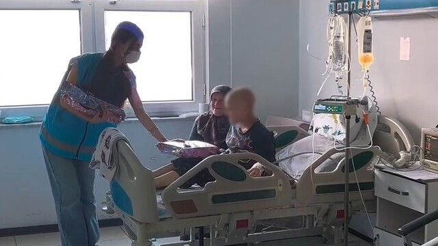Bolu'da gönüllü öğrencilerden hastane ziyaretine destek