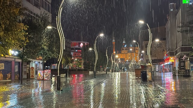 Bolu'da sabah başlayan sağanak yağış yaşamı olumsuz etkiledi