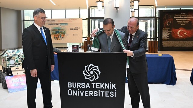 BTSO Başkanı Matlı, Bakan Kacır'a atkı hediye etti