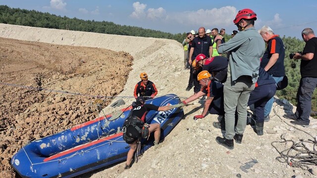 Buca'da çamur depolama alanına düşen köpek kurtarıldı