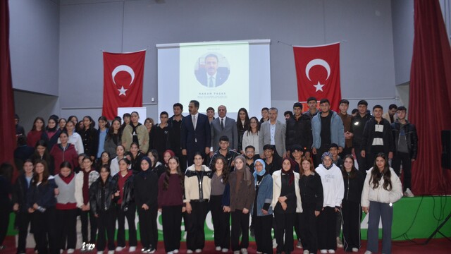 Hakan Yaşar, Bulanık'ta öğrencilerle kariyer paylaştı