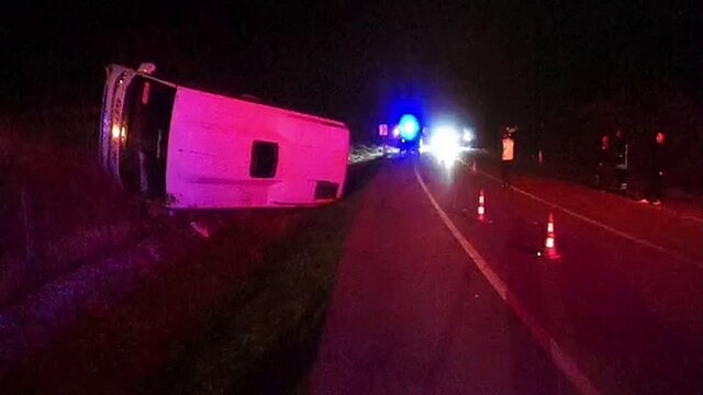 Burdur'da midibüs şarampole devrildi, 1 kişi yaralandı
