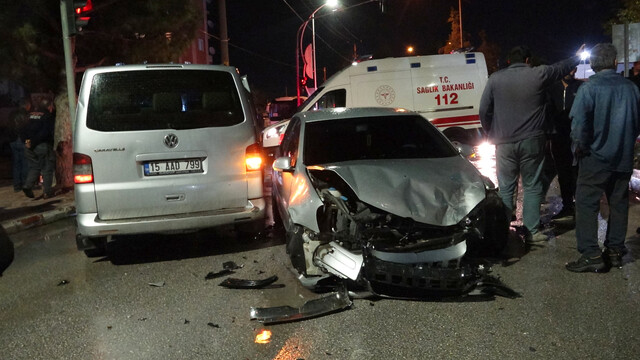 Burdur'da öğrenci servisi ile otomobil çarpıştı, 12 sevk edildi