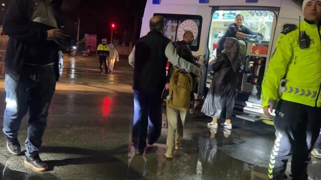 Burdur'da öğrenci servisi ile otomobil çarpıştı