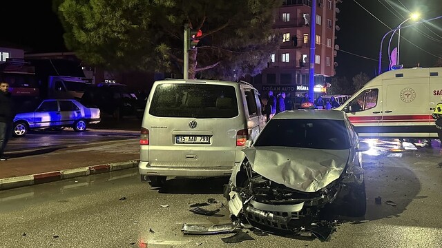 Burdur'da öğrenci servisiyle otomobil çarpıştı: 12 yaralı