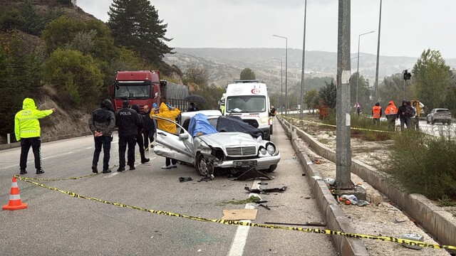 Burdur'da otomobil bariyerlere çarptı: 1 ölü, 4 yaralı