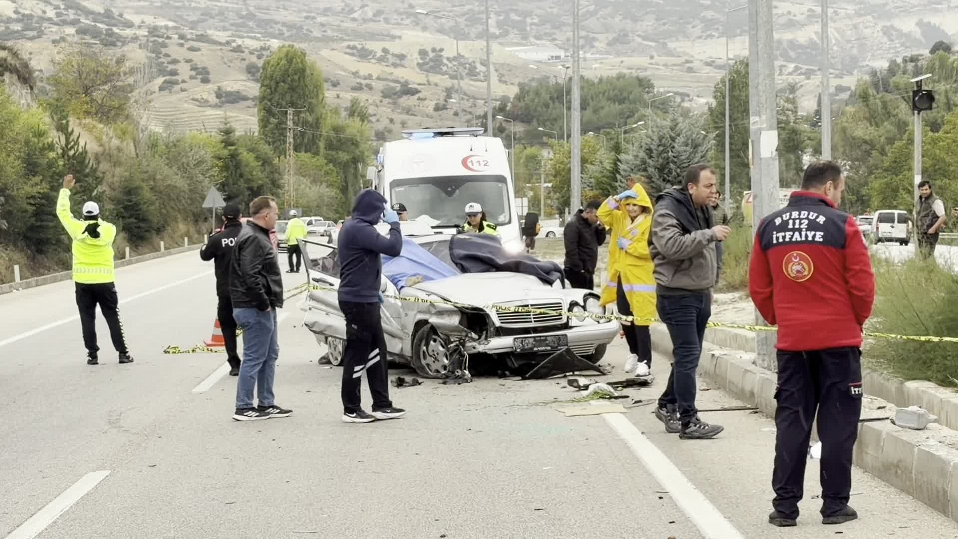 Burdur'da otomobil direğe çarptı: 1 ölü, 4 yaralı