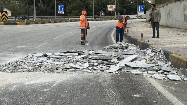 Burdur'da tırdan yola mermer parçaları düştü, ceza kesildi
