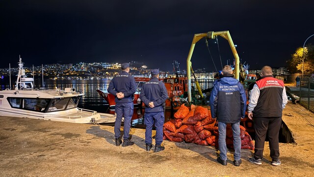 Bursa'da 350 kilo kaçak midye ve tekneye el konuldu