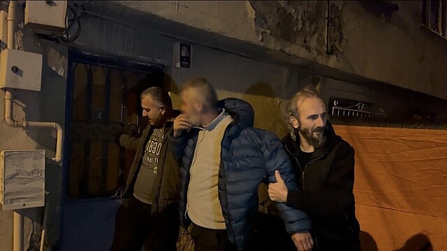 Bursa'da alkol etkisiyle cama çıkan şahıs ikna edildi