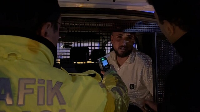 Bursa'da alkollü sürücü trafik lambasına çarptı
