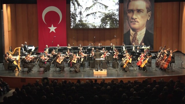 Bursa'da Cumhuriyet coşkusu senfonik müzikle kutlandı