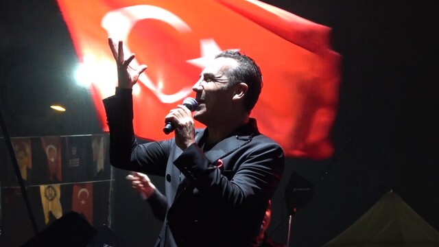 Bursa'da Ferhat Göçer, Cumhuriyet Bayramı'nda konser verdi