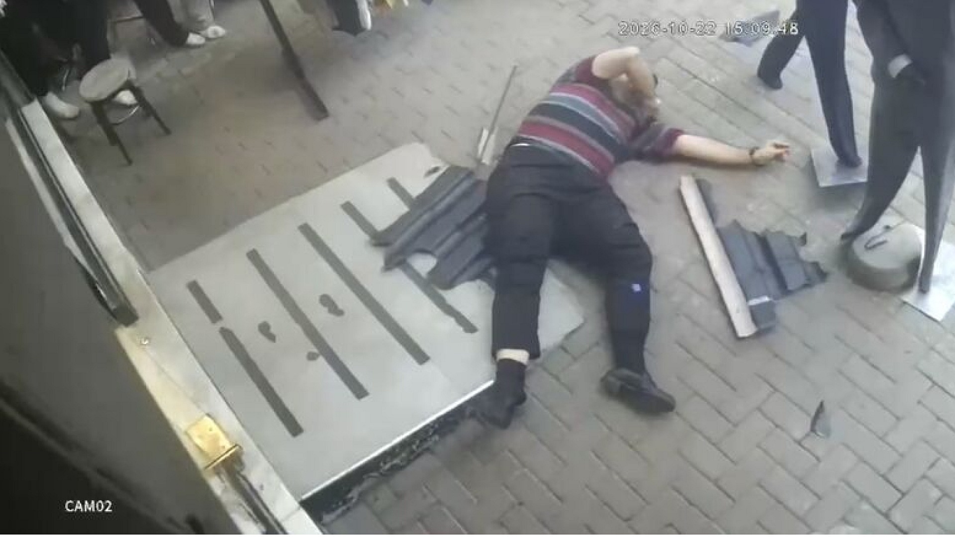 Bursa'da kediyi kurtarmak isterken korkuluktan düştü