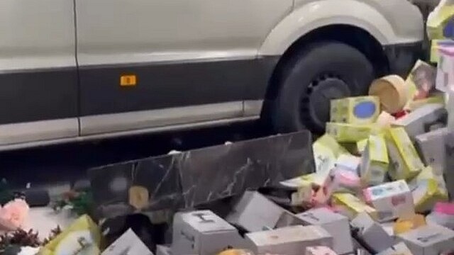 Bursa'da minibüs züccaciye mağazasına girdi
