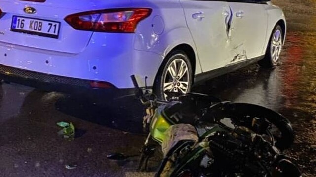 Bursa'da motosiklet otomobille çarpıştı, 2 kişi yaralandı
