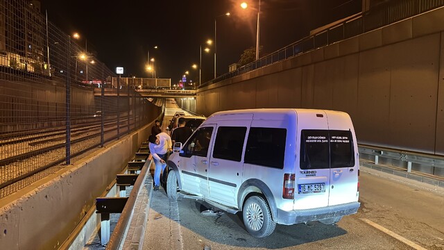 Bursa'da otomobile çarpan motosiklet sürücüsü hastaneye
