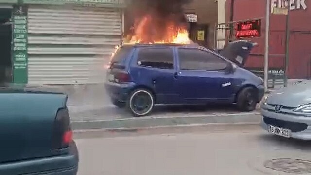 Bursa'da park halindeki otomobilde yangın çıktı